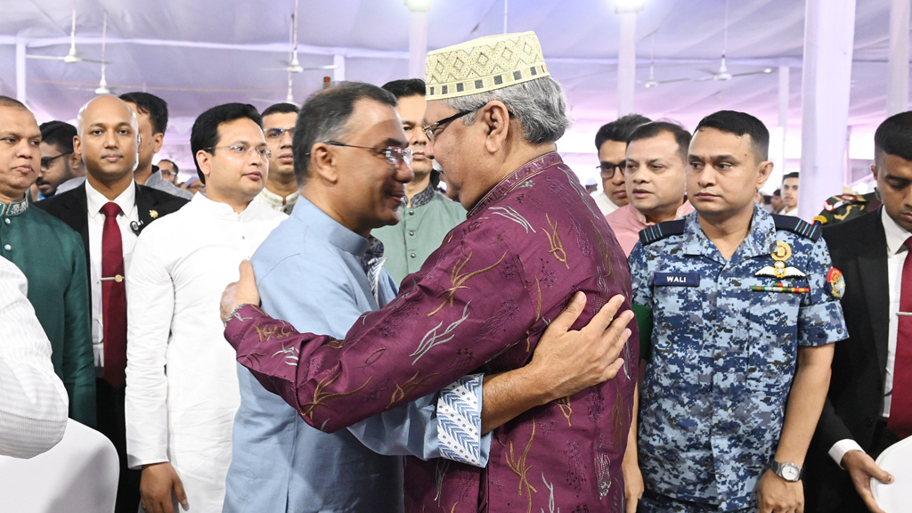 শনিবার সকাল সাড়ে ৮টায় হাই কোর্ট সংলগ্ন মাঠে রাজধানীতে ঈদুল ফিতরের প্রধান ঈদ জামাত অনুষ্ঠিত হয়। জামাত শেষে রাষ্ট্রপতি মো. গাহাবুদ্দিন ও প্রধানমন্ত্রী তারেক রহমান কোলাকুলি করেন -ছবি সংগৃহীত