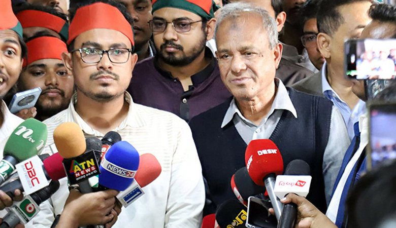 স্বরাষ্ট্র উপদেষ্টার পাশে দাঁড়িয়ে তার পদত্যাগ চাইলেন সাদিক কায়েম