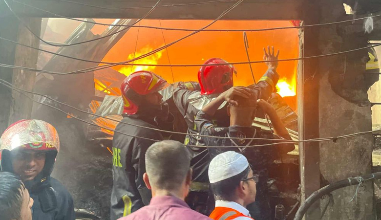 পুরান ঢাকায় প্লাস্টিক কারখানায় আগুন