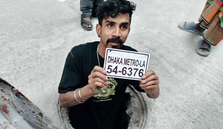 হাদিকে হত্যাচেষ্টায় ব্যবহৃত মোটরসাইকেল ও ভুয়া নম্বর প্লেট উদ্ধার