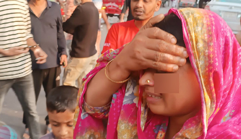 ফ্লাইওভার থেকে ককটেল নিক্ষেপ, পথচারী আহত