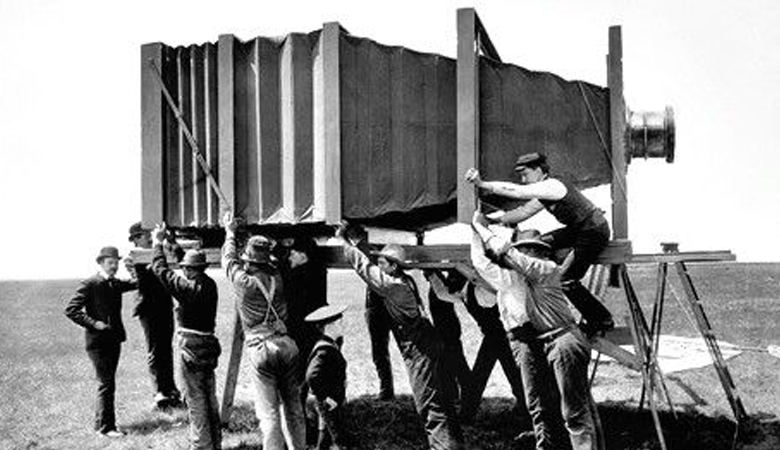 বিশ্বের প্রথম ছবি তুলতে সময় লেগেছিল ৮ ঘণ্টা!