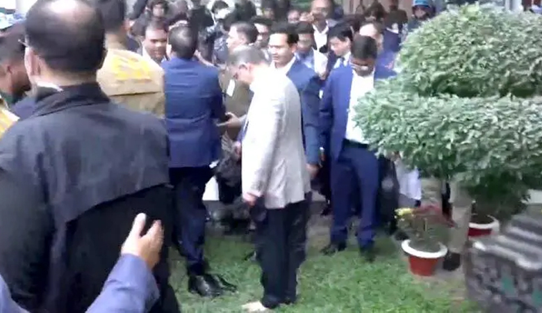 খালি পায়ে মাটি স্পর্শ করে বিমানবন্দর ত্যাগ করলেন তারেক রহমান