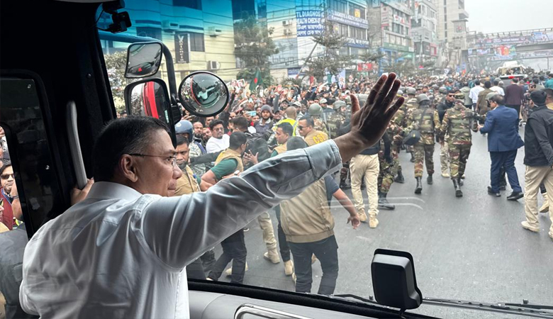 লাল-সবুজ বাসে গণসংবর্ধনা মঞ্চের পথে তারেক রহমান