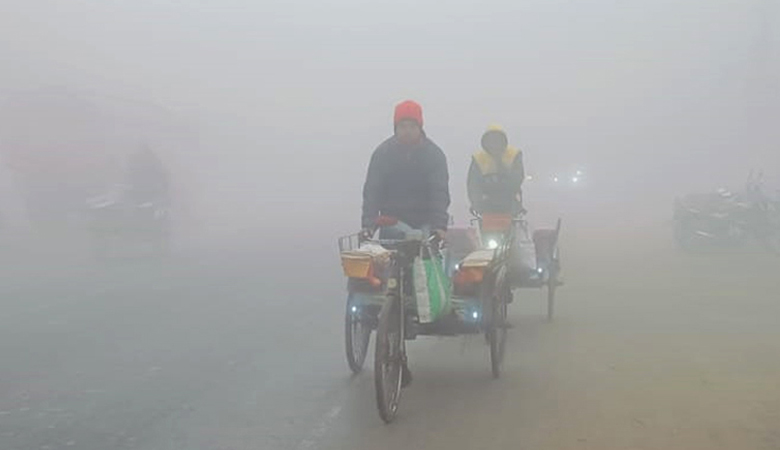 কুয়াশাচ্ছন্ন আবহাওয়া আর শীতের তীব্রতায় কাঁপছে দেশ