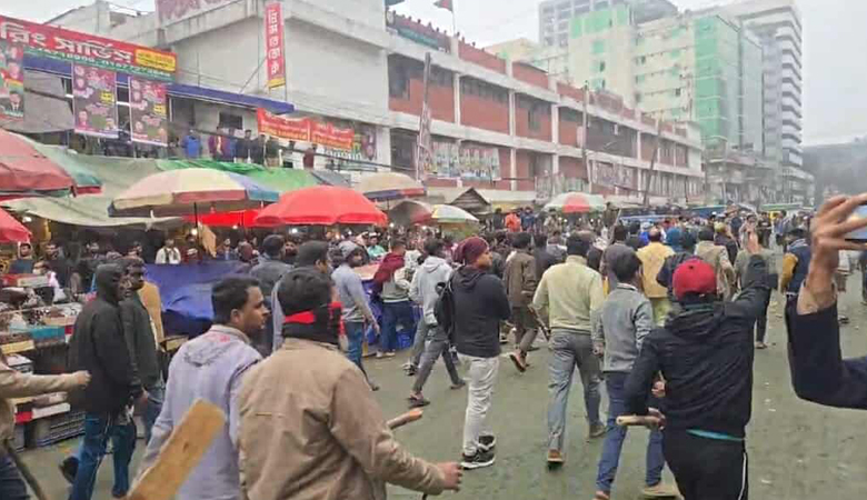 রাজধানীর কারওয়ান বাজারে চাঁদাবাজি বিরোধী মানববন্ধনে হামলা