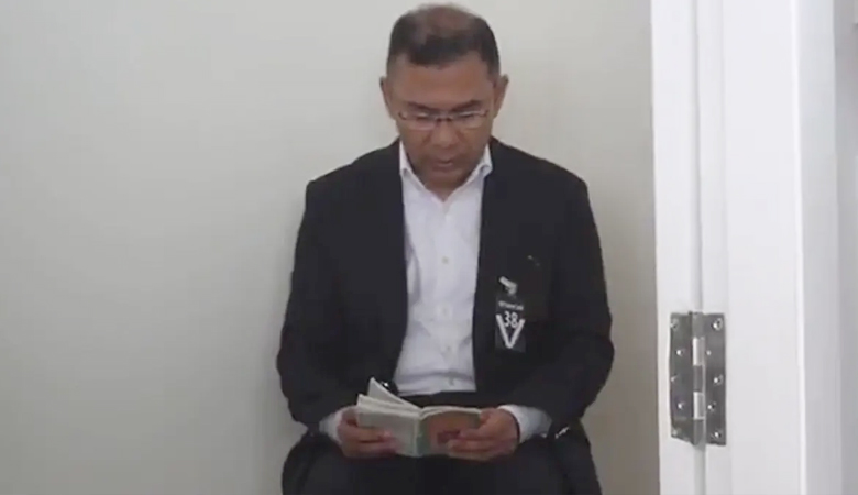 মায়ের কফিনের পাশে কোরআন তেলাওয়াত করছেন তারেক রহমান