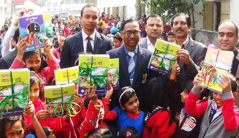 বই পেয়ে খুশিতে আত্মাহারা কোমলমতিরা, অপেক্ষায় মাধ্যমিকের শিক্ষার্থীরা