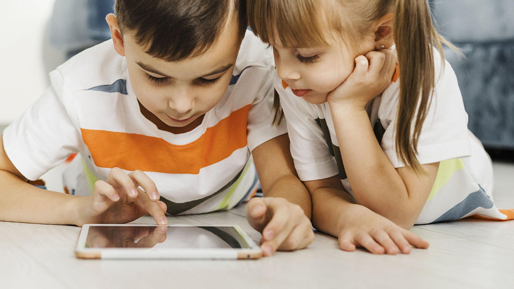 বয়স ১৩ হওয়ার আগে স্মার্টফোন বিপজ্জনক হতে পারে