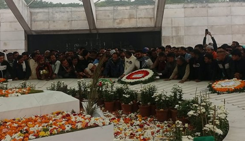 ঘন কুয়াশায়ও খালেদা জিয়ার কবর জিয়ারত করতে মানুষের ভিড়