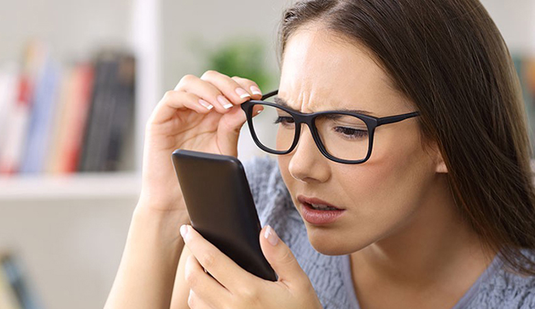 স্মার্টফোনের কারণে চোখে যেসব সমস্যা হতে পারে