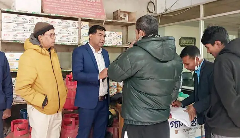 বাড়তি দামে গ্যাস সিলিন্ডার বিক্রি, দেড় লাখ টাকা জরিমানা