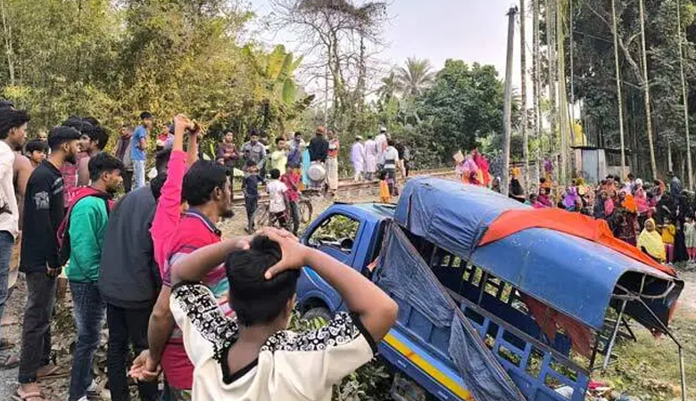 বোয়ালমারীতে ট্রেনের ধাক্কায় দুই ভাইসহ ৩ জনের মৃত্যু