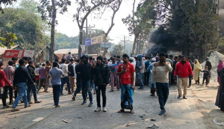 ঢাকা-বরিশাল মহাসড়কে কাভার্ডভ্যানের চাপায় নিহত ৩