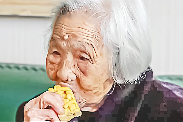 রাত জেগে, জাঙ্ক ফুড খেয়েও সুস্থ তিনি, বয়স ১০১