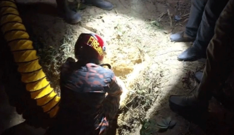 নলকূপের গর্তে পড়ে যাওয়া শিশুটিকে ৪ ঘণ্টা পর মৃত উদ্ধার