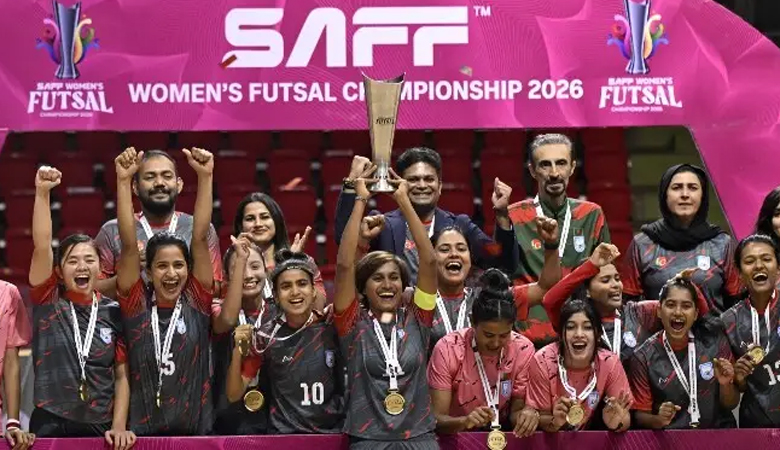 ছাদখোলা বাসে হাতিরঝিলে সাবিনাদের নিয়ে সংবর্ধনা