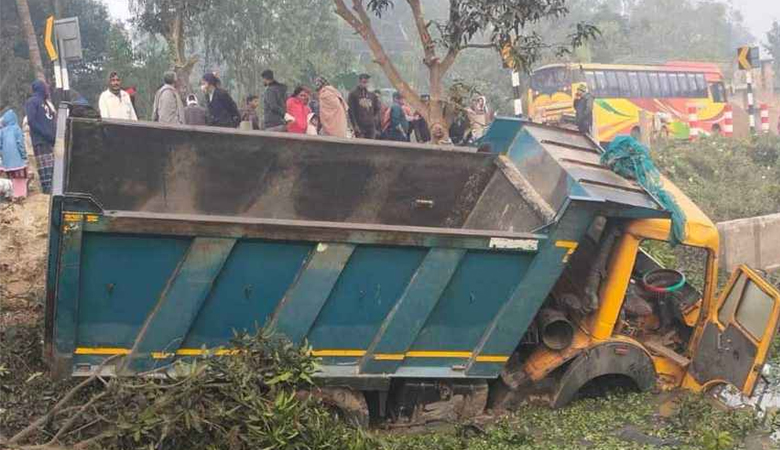 নওগাঁয় ডাম্প ট্রাকের চাপায় ৫ জন নিহত