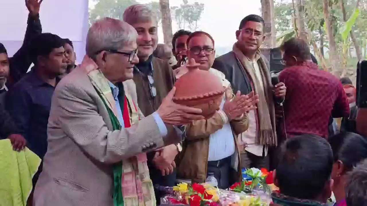 মির্জা ফখরুলের হাতে ডিম ও জমানো সঞ্চয় তুলে দিলেন দুই ভোটার