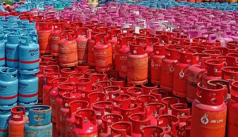 এলপিজির দাম বাড়বে কি না, জানা যাবে সোমবার