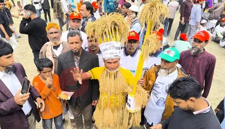 তারেক রহমানকে দেখতে ধানের শীষ গায়ে জড়িয়ে সমাবেশ মাঠে সেলিম