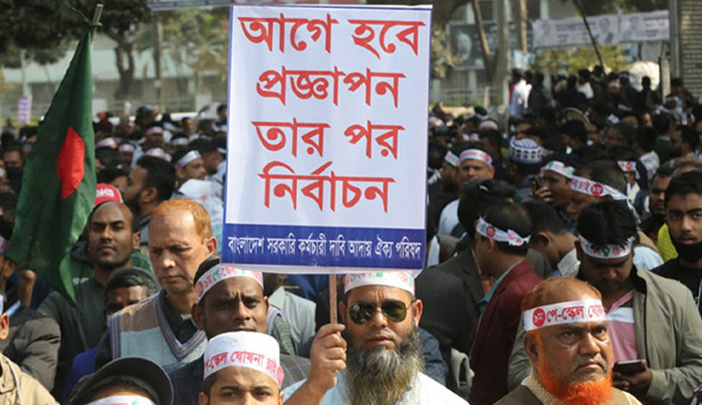 পুলিশের টিয়ারশেল-সাউন্ড গ্রেনেড উপেক্ষা করে যমুনায় সরকারি কর্মচারীরা