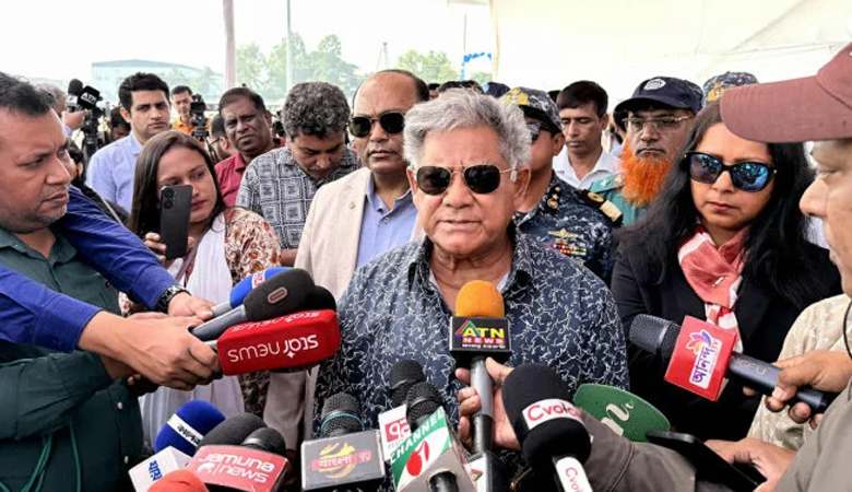 চট্টগ্রাম বন্দরে ধর্মঘট চলতে দেওয়া যায় না, সরকার কঠোর হবে: উপদেষ্টা সাখাওয়াত