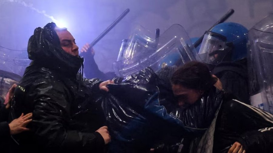 অলিম্পিক আয়োজনের বিরুদ্ধে ইতালিতে সাধারণ মানুষের বিক্ষোভ