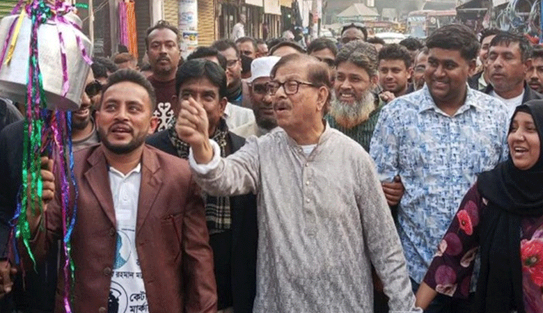 শেষ পর্যন্ত ঢাকা ১৮ আসন থেকে সরে দাঁড়ালেন মান্না