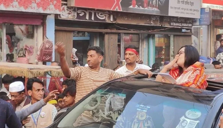ভোটারদের উদ্দেশে ‘ফ্লাইং কিস’ রুমিন ফারহানার