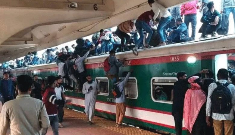 ভোটের আগে রেলস্টেশনে ঘরমুখী মানুষের ঢল