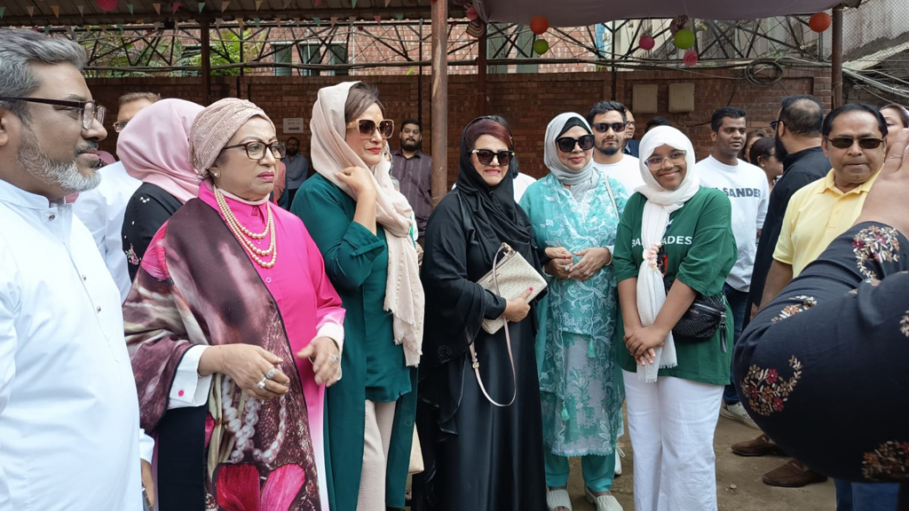 একসঙ্গে ভোট দিলেন ঢাকাই সিনেমার ‘তিন কন্যা’