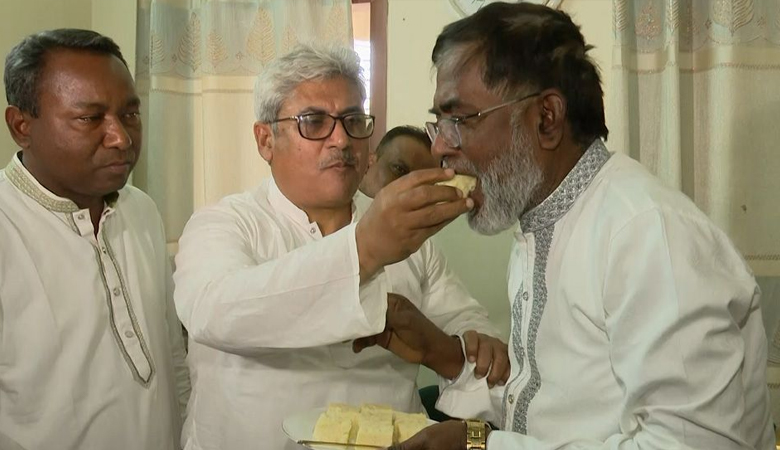 ফুল-মিষ্টি নিয়ে জামায়াত প্রার্থীর বাড়িতে বিএনপির বিজয়ী প্রার্থী