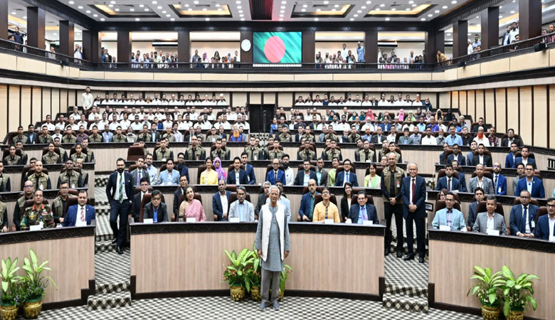 নিজ কার্যালয়ে বিদায়ী ভাষণ দিলেন প্রধান উপদেষ্টা