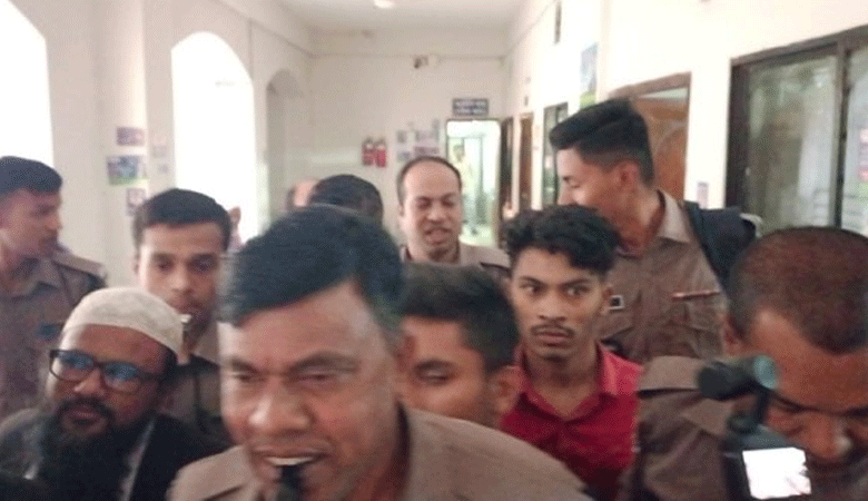 ধানমন্ডি-৩২ নম্বরে ফুল দিতে গিয়ে গ্রেফতার তিন যুবক কারাগারে