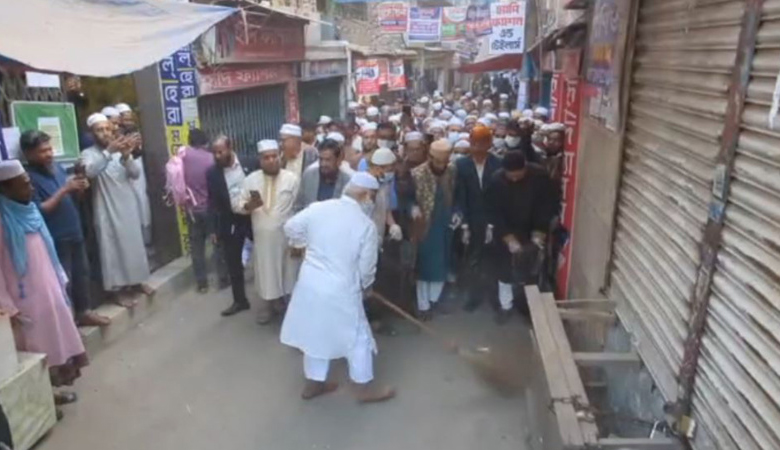 ঝাড়ু হাতে রাস্তায় জামায়াত আমির