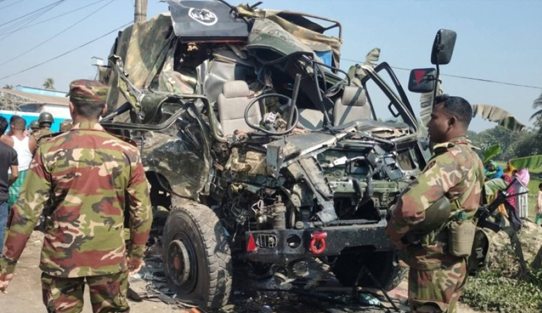 ময়মনসিংহে সেনা গাড়ির সঙ্গে বাসের সংঘর্ষে নিহত ৩