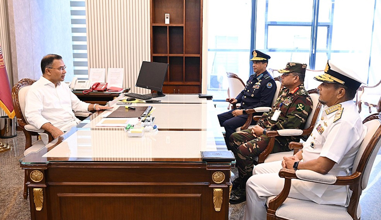 প্রধানমন্ত্রীর সঙ্গে তিন বাহিনীর প্রধানের সাক্ষাৎ