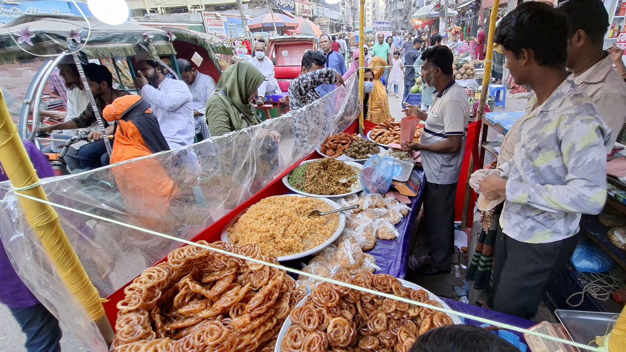 পেঁয়াজু-বেগুনি-জিলাপির ঘ্রাণে জমজমাট মহল্লার ইফতার বাজার