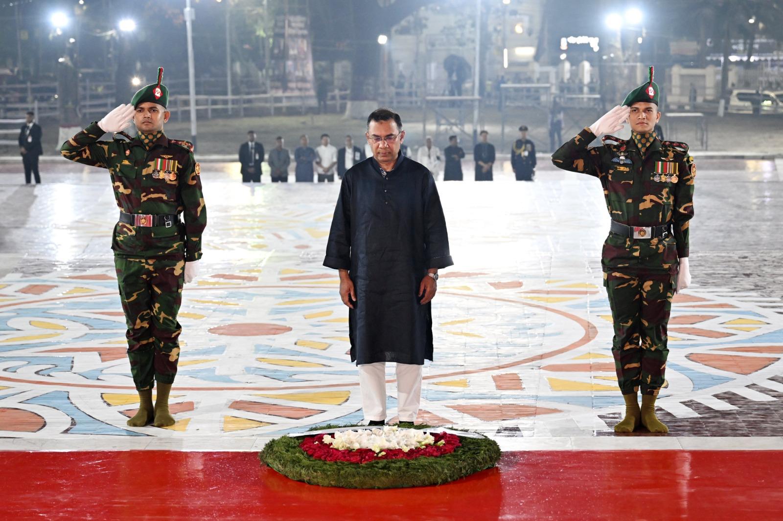 একুশের প্রথম প্রহরে কেন্দ্রীয় শহীদ মিনারে রাষ্ট্রপতি, প্রধানমন্ত্রী ও বিরোধীদলীয় নেতার শ্রদ্ধা