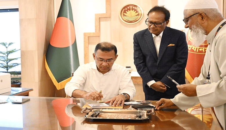 প্রথমবারের মতো অফিস করতে তেজগাঁও কার্যালয়ে প্রধানমন্ত্রী তারেক রহমান