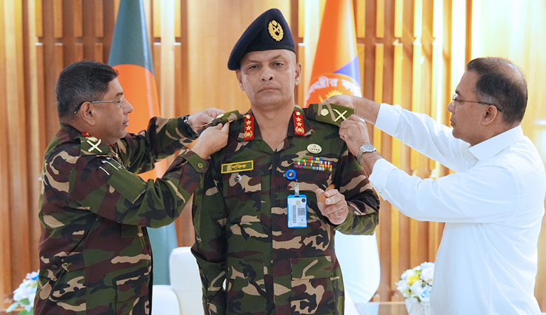 পদোন্নতিপ্রাপ্ত ২ সেনা কর্মকর্তাকে র‌্যাঙ্ক ব্যাজ পরালেন প্রধানমন্ত্রী