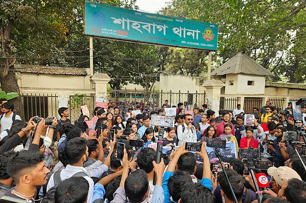 ঢাবি শিক্ষার্থীর ওপর পুলিশি হামলার প্রতিবাদে শাহবাগ থানার সামনে অবস্থান
