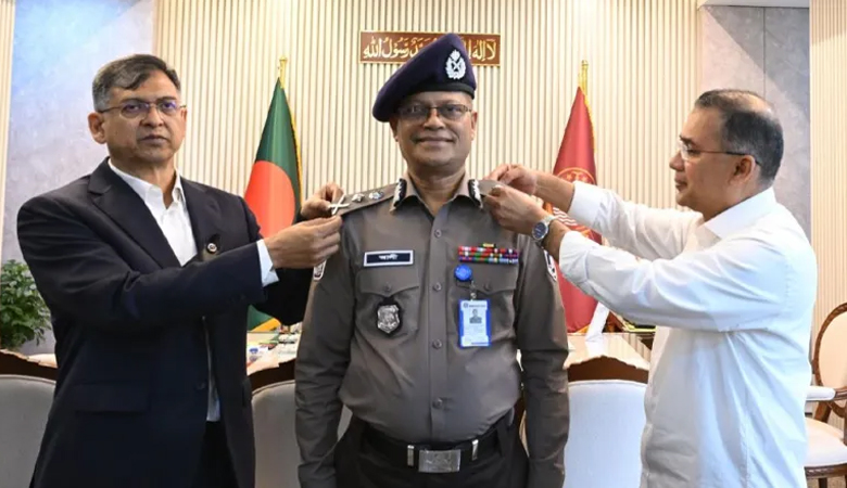 নতুন আইজিপিকে র‍্যাঙ্ক ব্যাজ পরালেন প্রধানমন্ত্রী