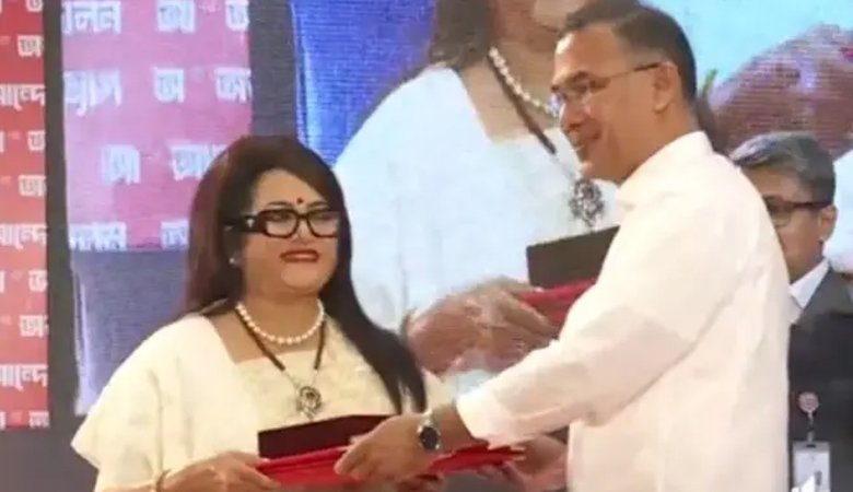 গুণীজনদের হাতে একুশে পদক তুলে দিলেন প্রধানমন্ত্রী