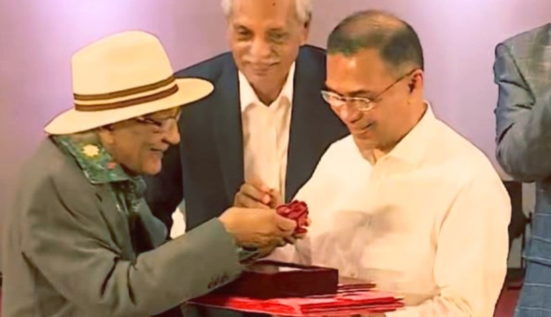 প্রধানমন্ত্রীকে লাল গোলাপ উপহার দিলেন শফিক রেহমান