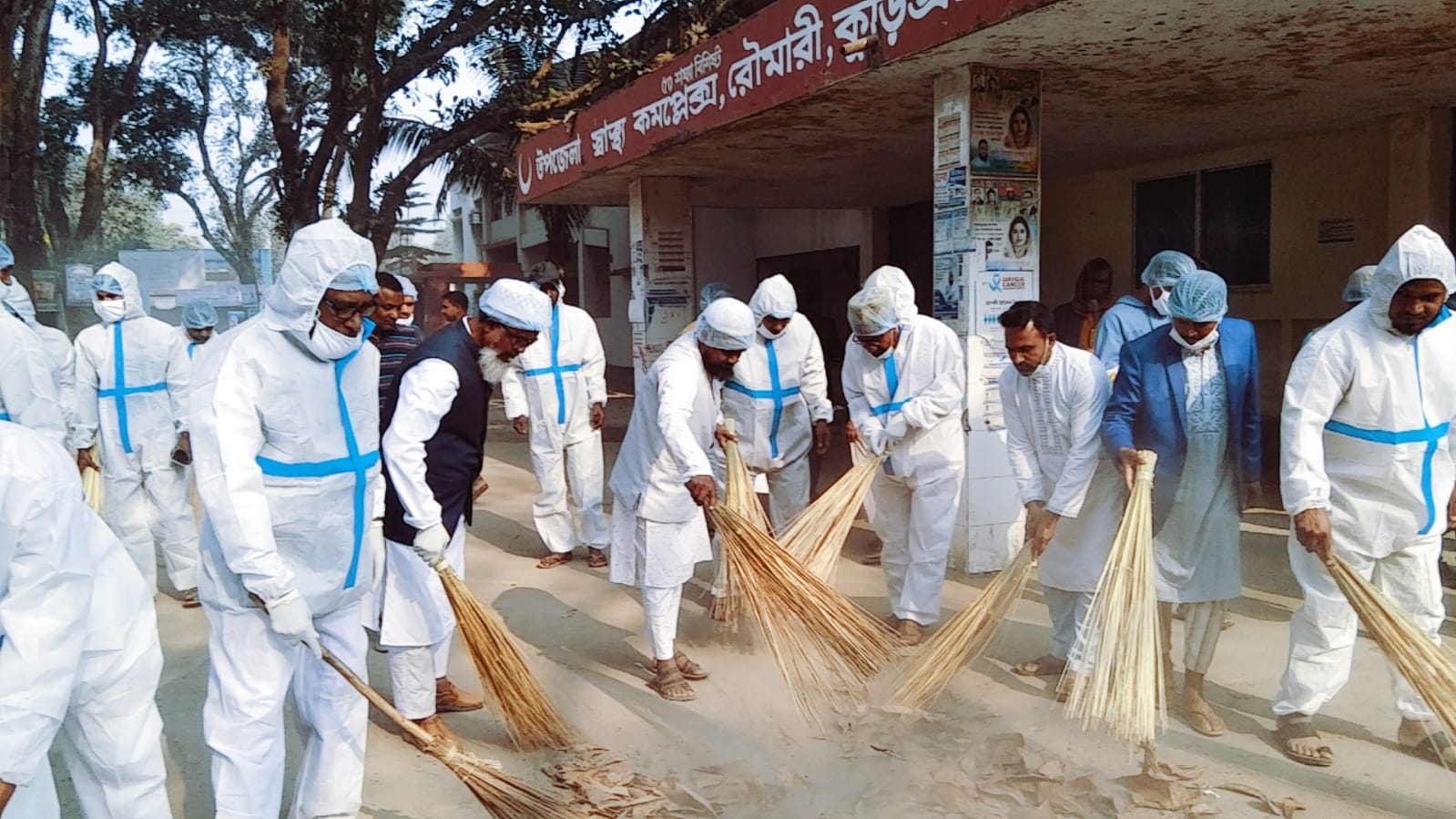 নিজ হাতে ঝাড়ু নিয়ে পরিচ্ছন্নতা কার্যক্রমে কুড়িগ্রাম-৪ আসনের এমপি