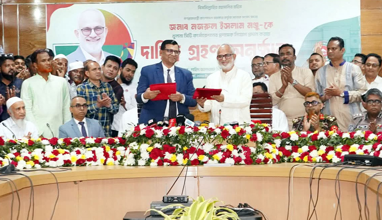খুলনা সিটির নতুন প্রশাসক হিসেবে মঞ্জুর দায়িত্ব গ্রহণ