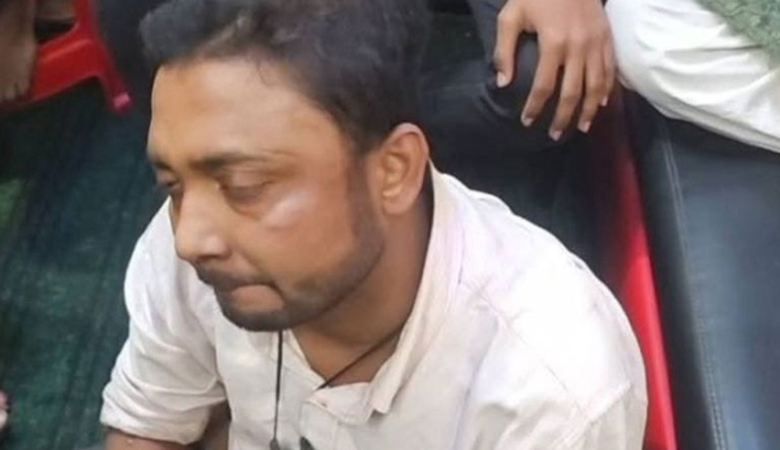 ছিনতাইকারীর হাতের কবজি কেটে পুলিশে সোপর্দ