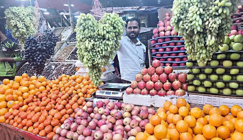 যুদ্ধের অজুহাতে আবারো চড়া ফলের বাজার